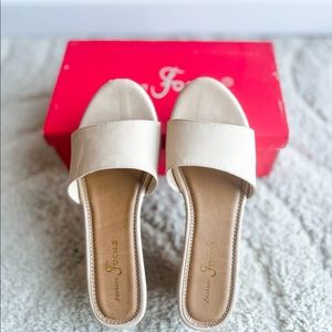 Fashion Focus Beige Bee Platform Slide - runs big